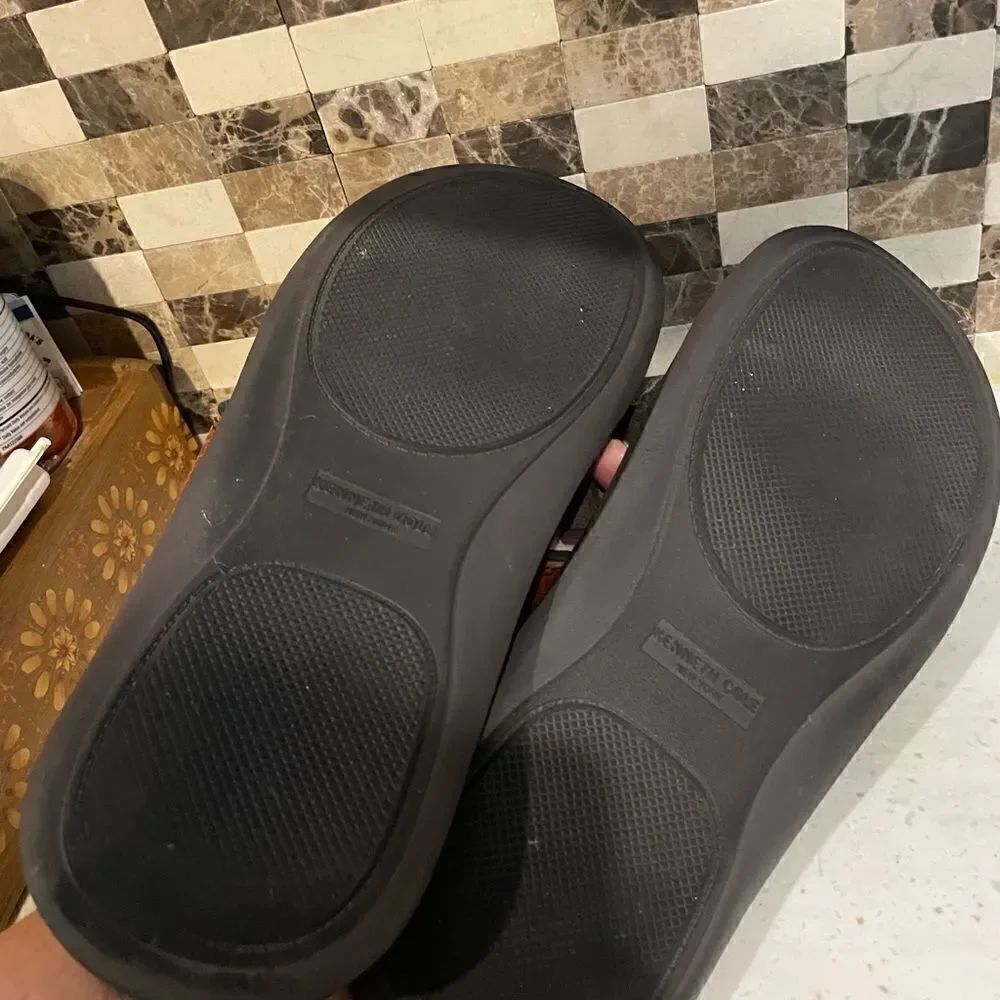 Kenneth Cole Flip Flops - Picture 2 of 6